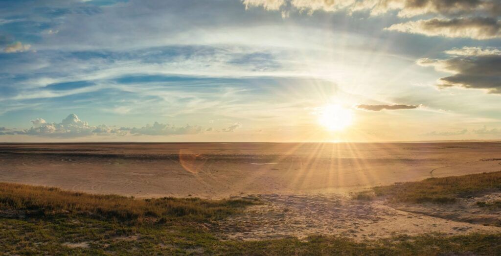 Puesta de sol sobre las salinas de Makgadikgadi, en Botsuana