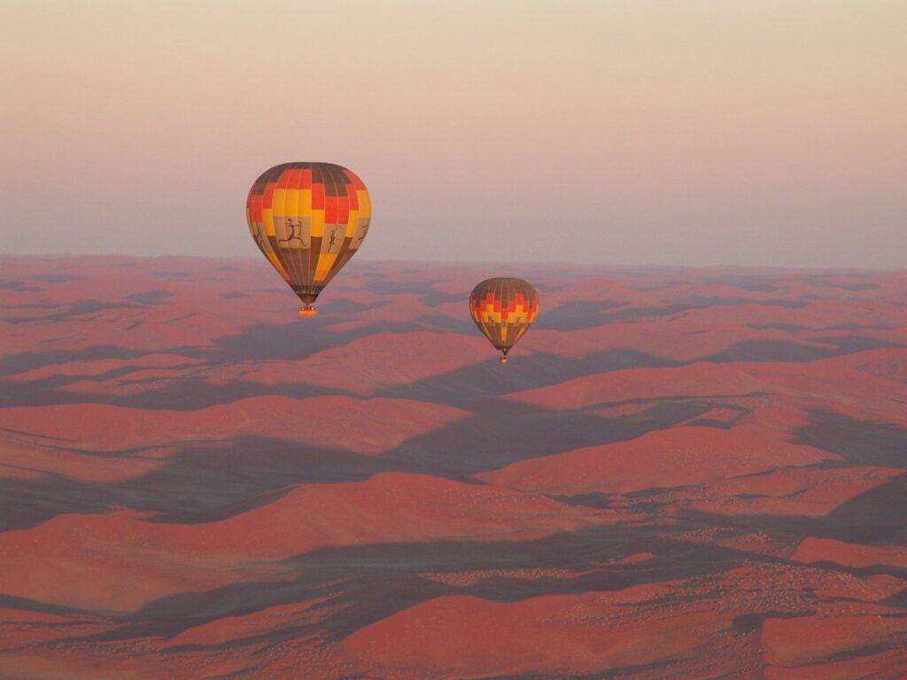 Dos globos aerostáticos al amanecer sobre el desierto de Namib