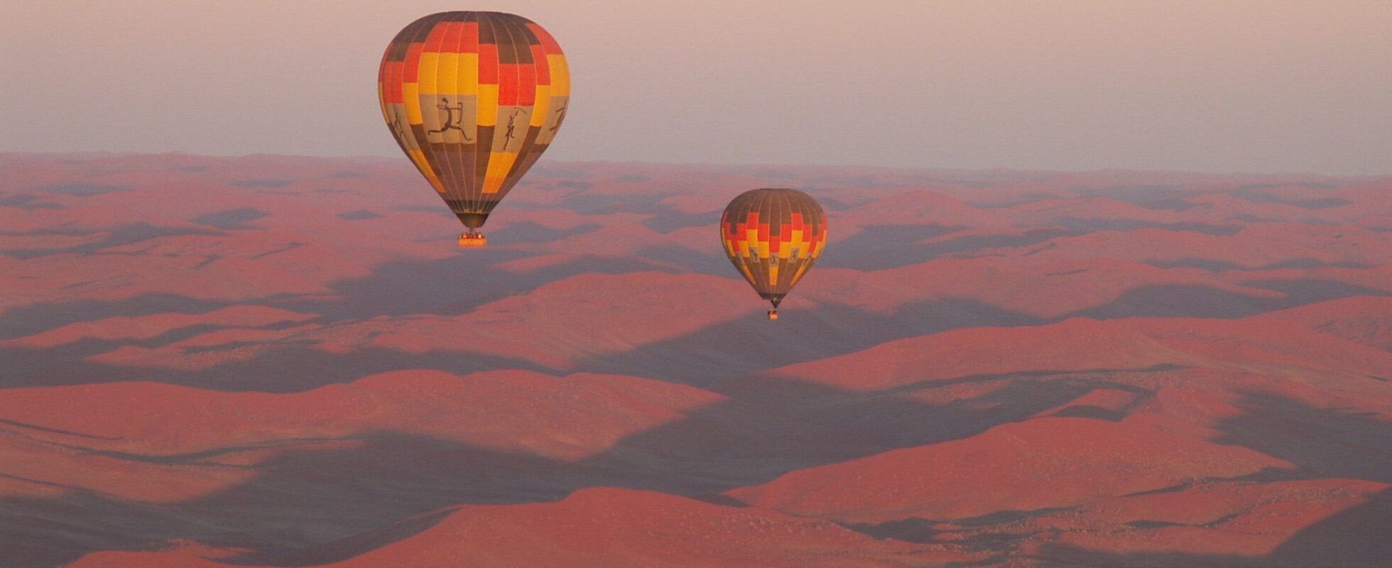 Dos globos aerostáticos al amanecer sobre el desierto de Namib