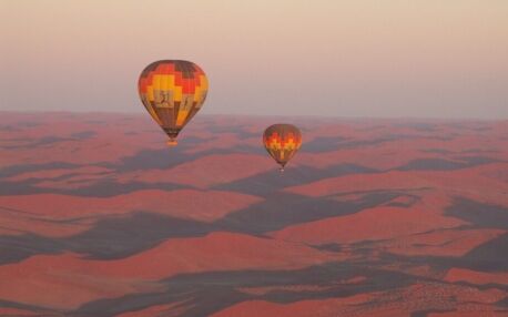 Dos globos aerostáticos al amanecer sobre el desierto de Namib