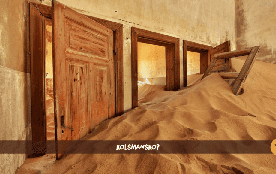 Una habitación con tres puertas en Kolmanskop que tiene una duna de arena en su interior