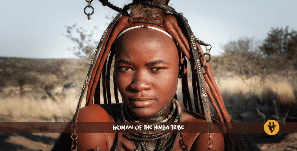 Una mujer himba con mechones de pelo de color rojo ocre y collares