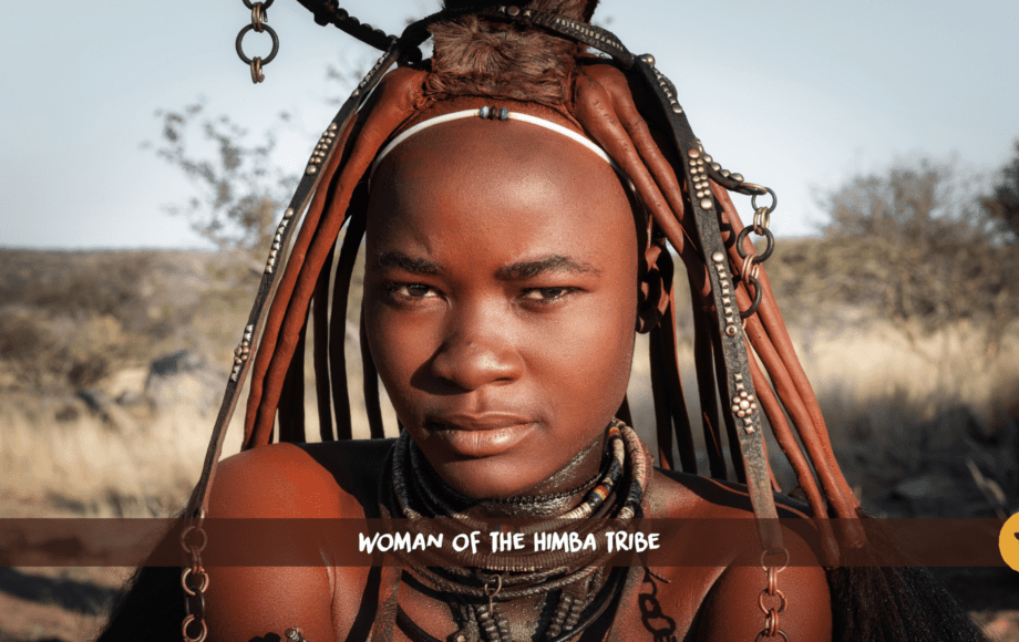 Una mujer himba con mechones de pelo de color rojo ocre y collares
