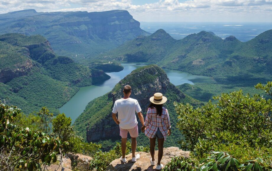 Pareja contemplando el cañón del río Blyde