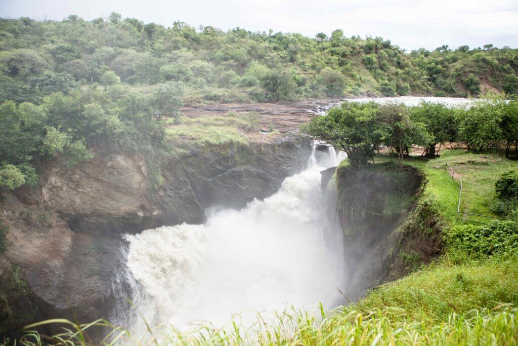 Impresionante salto de agua en Uganda